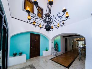 a chandelier hanging from a ceiling in a hallway at La Villa du Golf à Cancun Hotel Boutique in Cancún