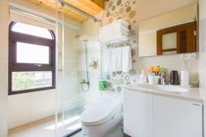 un bagno con wc, doccia e lavandino di Post-mountain view a Dongshan
