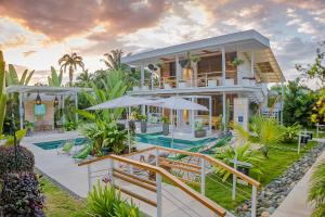 uma casa com piscina e um resort em Umami Hotel - Adults Only em Puerto Viejo