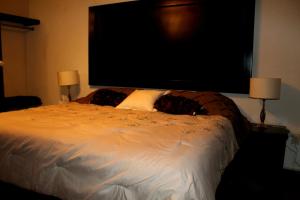 A bed or beds in a room at Posada Los Ahuehuetes