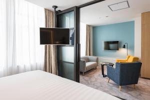 TV in/ali zabaviščno središče v nastanitvi Legacy Airedale Hotel Auckland