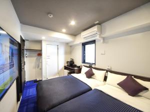 Postel nebo postele na pokoji v ubytování HOTEL LiVEMAX Hakataeki Minami