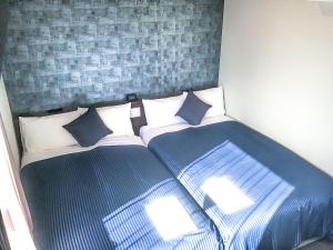 Postel nebo postele na pokoji v ubytování HOTEL LiVEMAX Okayama