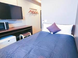 Letto o letti in una camera di HOTEL LiVEMAX Yokohama-Eki Nishiguchi