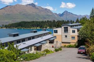 Vista arial de um edifício com um lago e montanhas em BreakFree The Point em Queenstown