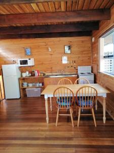 Kuchyň nebo kuchyňský kout v ubytování Minnow cabins Lower Beulah