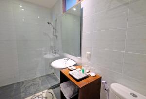 Kylpyhuone majoituspaikassa The Nalaya Hotel & Resto