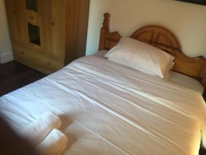 Una cama o camas en una habitación de Heathrow Garden House - West Drayton, London - Benjamin Guest House
