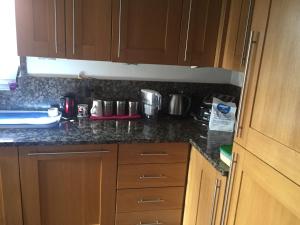 Una cocina o kitchenette en Heathrow Garden House - West Drayton, London - Benjamin Guest House