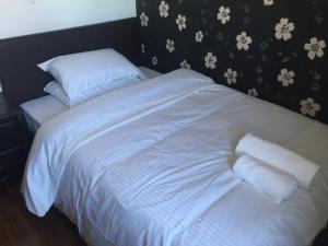 Una cama o camas en una habitación de Heathrow Garden House - West Drayton, London - Benjamin Guest House