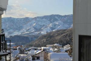 vista su una catena montuosa innevata da un edificio di Nozawa Cottage a Nozawa Onsen Altre 2 foto