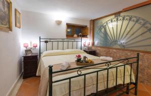 シラクーサにあるCenter House - Apartment Ortigia Wifiのベッドルーム1室(鉄製ベッドフレーム付きのベッド1台付)
