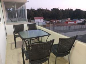 een tafel en stoelen op een balkon met uitzicht bij Miramar El Tabito Depto 302 (6 personas) in El Tabo