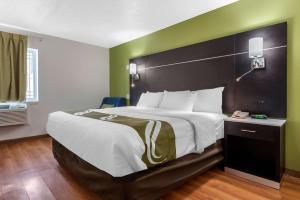Uma cama ou camas num quarto em Quality Inn Coraopolis