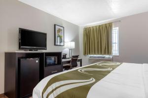 Katil atau katil-katil dalam bilik di Quality Inn Coraopolis