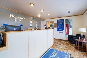 a hotel lobby with a reception counter and a waiting room at Rodeway Inn Sergeant Bluff - Sioux City in Sergeant Bluff