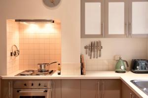 Η κουζίνα ή μικρή κουζίνα στο Lotus Gogh Apartment