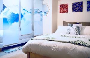 Säng eller sängar i ett rum på Lotus Gogh Apartment