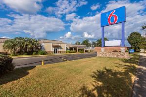 um sinal para um posto de gasolina colgate em Motel 6-Warner Robins, GA em Warner Robins