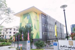 Un edificio con una pintura en el costado. en The Capital Residence Suites, en Bandar Seri Begawan