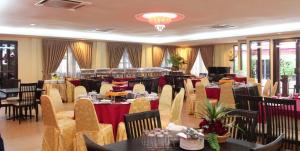 A restaurant or other place to eat at D'Village Resort Melaka
