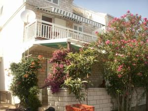 a house with flowering plants on the side of it at Foissner Apartments in Zavalatica