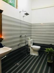 Oasis Bay في آروغام باي: حمام مع مرحاض ومغسلة