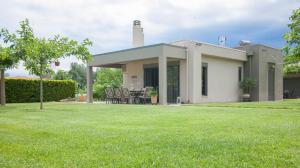 dom z trawnikiem przed nim w obiekcie Luxury Villas 1 w mieście Nei Pori