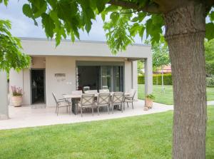 patio ze stołem i krzesłami na podwórku w obiekcie Luxury Villas 1 w mieście Nei Pori