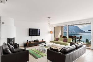 Posezení v ubytování Luxury 4BD Apartment in Montreux Center & Lake View by GuestLee