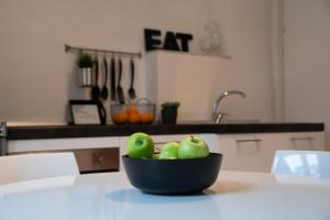 eine Schüssel mit grünen Äpfeln auf einer Theke in einer Küche in der Unterkunft Alloggio Turistico al Civico n 32 in Foligno