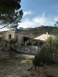 a house with a fence and mountains in the background at Les lavandes in Duillac