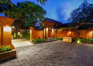 un patio de una casa por la noche en Kuta Seaview Boutique Resort, en Kuta