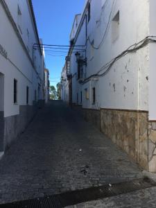 una calle vacía en un callejón entre edificios en Casa Napoleón, en Medina Sidonia