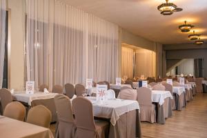 A restaurant or other place to eat at RVHotels Condes del Pallars