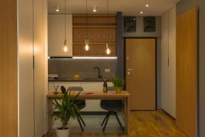 Virtuvė arba virtuvėlė apgyvendinimo įstaigoje Urban Oasis Apartments with Parking