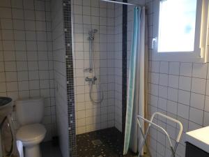 La salle de bains est pourvue d'une douche et de toilettes. dans l'établissement Location au calme vue sur le canal du midi et la mer, à Portiragnes