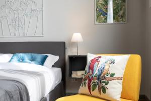 A bed or beds in a room at Rome as you feel - Grotta Pinta apartments