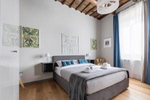 A bed or beds in a room at Rome as you feel - Grotta Pinta apartments