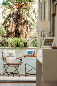 una oficina con escritorio, silla y ordenador portátil en Villa Corona Split, en Split