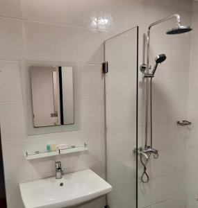Kylpyhuone majoituspaikassa Kidurong Inn