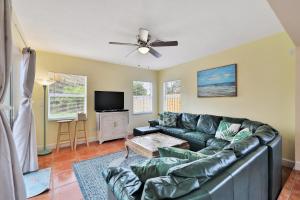 - un salon avec un canapé et un ventilateur de plafond dans l'établissement Cocoa Beach Bungalow, à Cocoa Beach