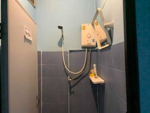 Un pequeño baño con ducha con ducha. en J Giant Hostel, en Chiang Mai 49 fotos más