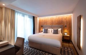 Postel nebo postele na pokoji v ubytování Le Massif Hotel & Lodge Courmayeur The Leading Hotels of the World