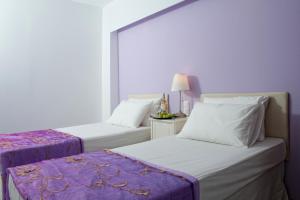 سرير أو أسرّة في غرفة في Primavera Beach Hotel Studios & Apartments