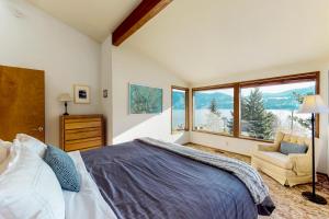 1 dormitorio con 1 cama, 1 silla y ventanas en Willow Point Vista, en Manson