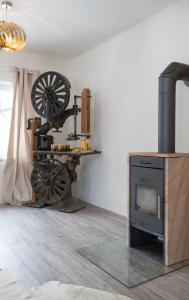 Fotografia z galérie ubytovania Chalet Happy Family, secluded location, 15 min to salzburg and just short to t lakes sound of music, BBQ&bikes&sunbeds for free, up to 14p v destinácii Golling an der Salzach