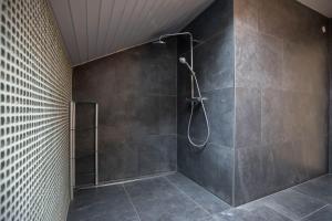 Kúpeľňa v ubytovaní Chalet Happy Family, secluded location, 15 min to salzburg and just short to t lakes sound of music, BBQ&bikes&sunbeds for free, up to 14p