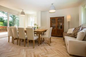 Posedenie v ubytovaní Chalet Happy Family, secluded location, 15 min to salzburg and just short to t lakes sound of music, BBQ&bikes&sunbeds for free, up to 14p