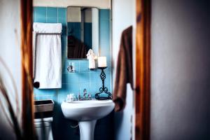 un bagno con lavandino e specchio di Hostal Plaza Central a Tetela de Ocampo Altre 37 foto